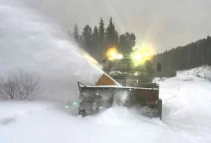 Снежные валы на дороге до Вершины Тёи расчищают спецтехникой