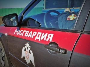 Мужчину, который пытался выломать топором чужую дверь, задержали в Черногорске