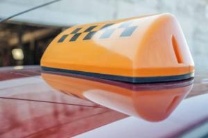 Черногорский таксист рассчитывался банковской картой, забытой пассажиркой