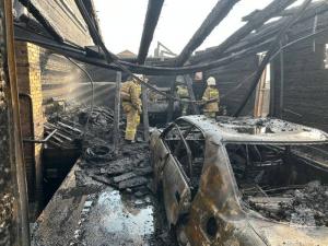 Крупный пожар вспыхнул из-за неисправного автомобиля в Хакасии