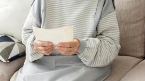 Пенсионерка украла конверт с деньгами в магазине в Черногорске