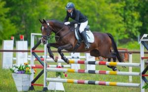 Алина Полякова из Хакасии - победитель первенства Сибири по конному спорту