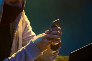 19-летний курьер мошенников забрал у пенсионерок почти 200 тысяч рублей в Хакасии