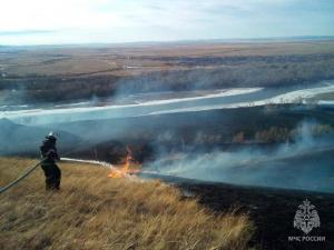 Километры огня потушили в выходные в Хакасии