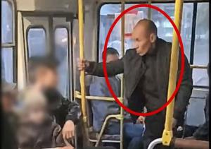 Мужчина, который ударил подростка в автобусе в Абакане, предстанет перед судом