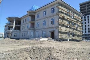 В детской поликлинике в микрорайоне Арбан рабочие приступили к вертикальной планировке земельного участка