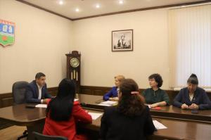 Серьёзный дефицит учителей обсудили в администрации Абакана