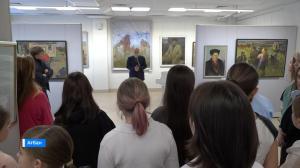 Выставка художников-педагогов открылась в школе имени Каратанова