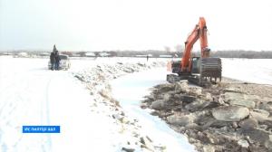 В с. Усть-Есь проводятся работы по защите домов от наледи