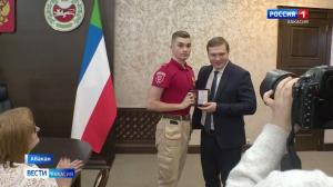 Лучших юнармейцев наградили нагрудными знаками