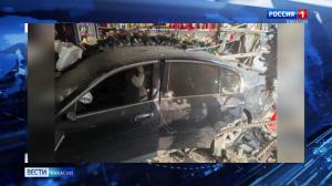 Машина влетела в торговый павильон