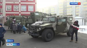 Школьников познакомили с оружием и накормили полевой кашей