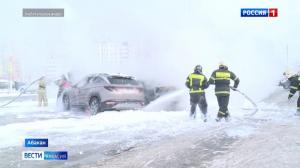 Два автомобиля сгорели сегодня на парковке торгового центра в Абакане