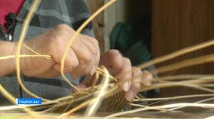 Ветеран труда Зинаида Отмахова плетёт корзины