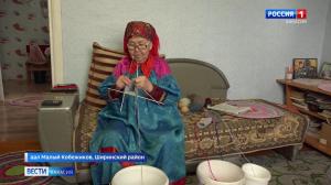 В каждую петельку вкладывает душу