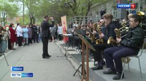 Студенты музколледжа устроили уличный концерт