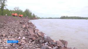 Специалисты управления инженерных защит укрепили дамбу в с. Усть-Таштып