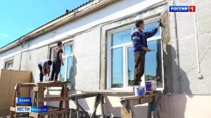 Студенты сами ремонтируют фасад в своем училище