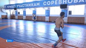 Федерация борьбы Хакасии вручила чемпионам именные формы