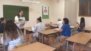 В национальной гимназии проверяют вступительные работы пятиклассников по хакасскому языку