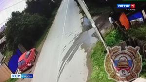 Двое подростков на мотоциклах врезались в автомобиль