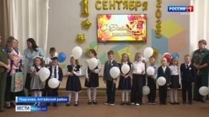 Белые банты, яркие галстуки, букеты и улыбки вокруг