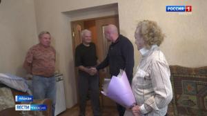 Супругов Мартыщенко с Днем пожилого человека поздравил Сергей Сокол