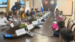 В правительстве наградили знатоков хакасского языка среди первоклассников и представителей других народов