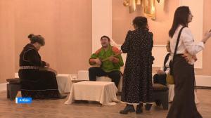 В фойе драмтеатра им А.М.Топанова выставлена атрибутика нового спектакля