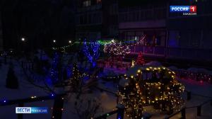 Свой двор украшают сами