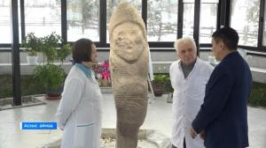 В музее «Хуртуйах тас» идет реставрация древнего каменного изваяния