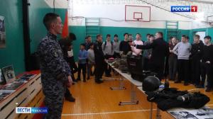 Сотрудники Росгвардии рассказали о своей работе школьникам Таштыпа