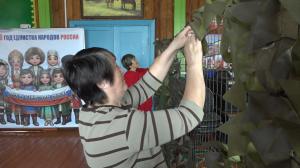 Жители с. Бутрахты плетут маскировочные сетки 